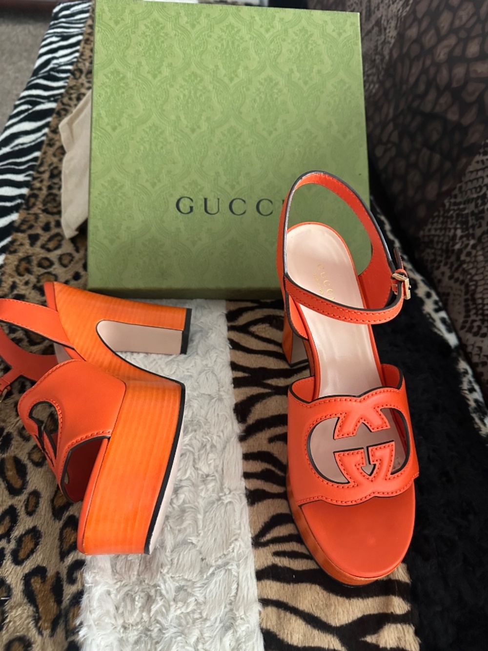 Gucci : Interlocking G Cutout Platform Sandals - Picture 10 of 10